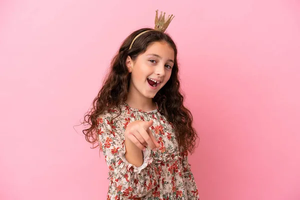 Kleine Kaukasische Prinses Met Kroon Geïsoleerd Roze Achtergrond Verrast Wijzen — Stockfoto