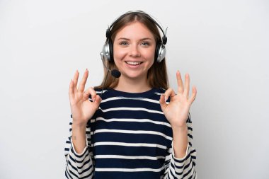 Beyaz arka planda izole edilmiş kulaklıkla çalışan beyaz pazarlamacı kadın parmaklarıyla 