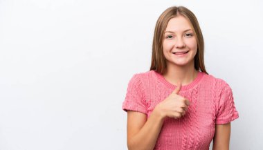 Beyaz arka planda izole edilmiş genç bir Rus kadın baş parmak işareti yapıyor.