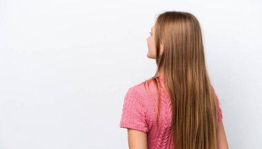 Genç Rus kadın beyaz arka planda izole edilmiş ve arkasına bakıyor.