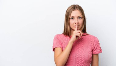 Beyaz arka planda izole edilmiş genç bir Rus kadın sessizlik işareti gösteriyor. Parmağını ağzına sokuyor.