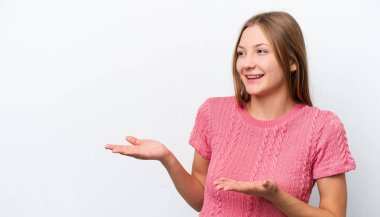 Beyaz arka planda mahsur kalmış genç bir Rus kadın.