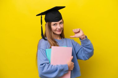 Sarı arka planda kendini beğenmiş ve gururlu genç Rus kadın.