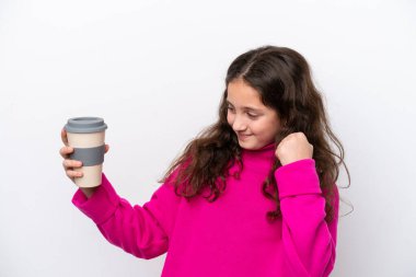 Beyaz arka planda izole edilmiş kahvesini elinde tutan beyaz bir kız zaferi kutluyor.