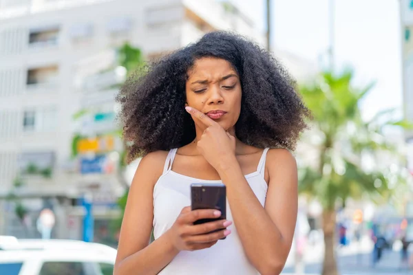 若いアフリカ系アメリカ人女性が屋外で考え メッセージを送る — ストック写真