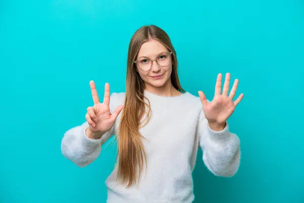 Mavi Arka Planda Izole Edilmiş Genç Rus Kadın Parmaklarıyla Sekiz — Stok fotoğraf