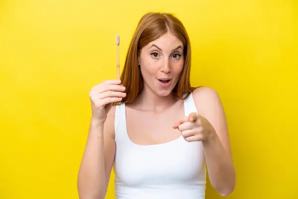 Young Redhead Woman Brushing Teeth Surprised Pointing Front — Stock Photo, Image