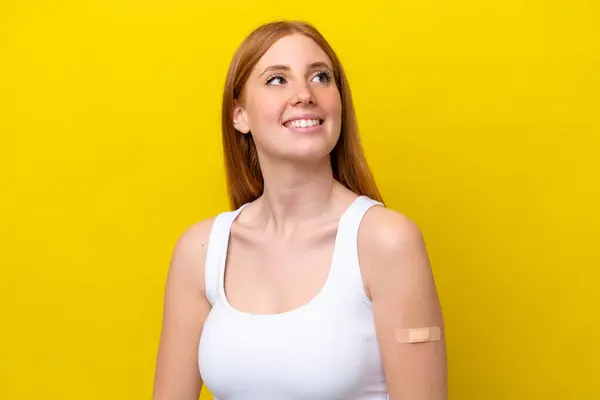 Młoda Ruda Kobieta Ubrana Bandaże Odizolowana Żółtym Tle Uśmiechnięta — Zdjęcie stockowe