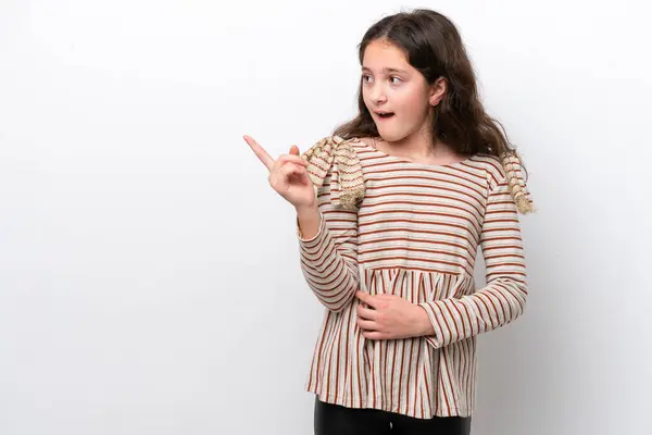 被白色背景隔离的小女孩想在举起一只手指头的同时实现这个解决方案 — 图库照片