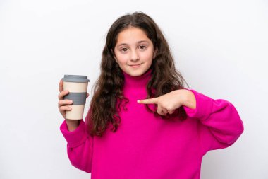 Beyaz arka planda izole edilmiş kahve tutan beyaz bir kız.