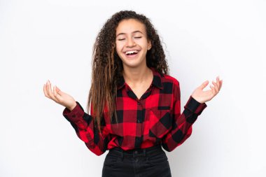 Genç bir Arap kadını beyaz arka planda izole edilmiş, gülümsüyor.