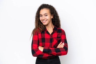 Beyaz arka planda izole edilmiş, kolları bağlı ve ileriye bakan genç bir Arap kadın.