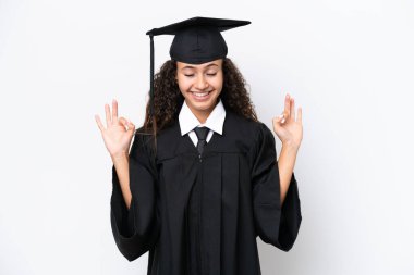 Üniversite mezunu genç bir Arap kadın Zen pozunda beyaz arka planda izole edilmiş.