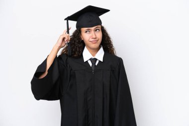 Genç üniversite mezunu Arap bir kadın beyaz arka planda izole edilmiş, kuşkuları var ve kafası karışmış bir yüz ifadesi var.