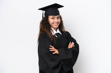 Üniversite mezunu genç bir Arap kadın beyaz arka planda izole edilmiş, kolları bağlı ve ileriye bakıyor.