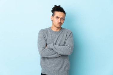 İzole edilmiş geçmişi olan beyaz bir adam üzgün hissediyor.