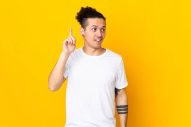 İzole edilmiş arka plan üzerinde beyaz bir adam parmak kaldırarak çözümü anlamaya çalışıyor.