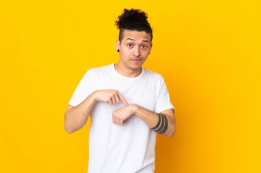 İzole edilmiş geçmişi olan beyaz bir adam geç kalma jesti yapıyor.