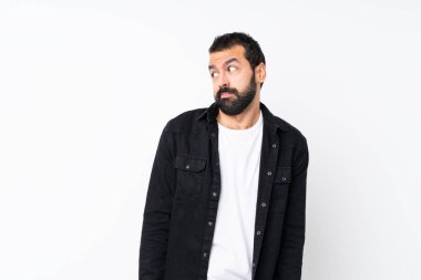 Sakallı genç, soyutlanmış beyaz bir geçmişi var. Şüpheli hareketler yapıyor.