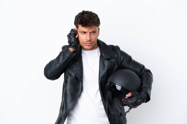 Beyaz arka planda izole edilmiş motosiklet kasklı beyaz bir adam hayal kırıklığına uğramış ve kulaklarını kapatmış.