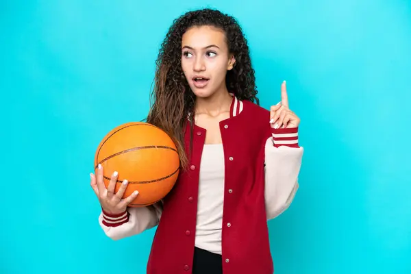 Giocatore Basket Arabo Donna Isolato Sfondo Blu Pensando Idea Puntando — Foto Stock