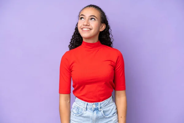 Mujer Joven Aislada Sobre Fondo Púrpura Pensando Una Idea Mientras —  Fotos de Stock