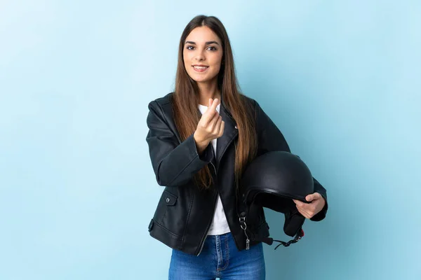 Junge Kaukasische Frau Mit Motorradhelm Auf Blauem Hintergrund Macht Geld — Stockfoto