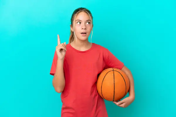 Pequeña Chica Caucásica Jugando Baloncesto Aislado Sobre Fondo Azul Pensando —  Fotos de Stock