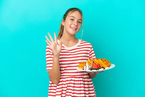 Mavi Arka Planda Izole Edilmiş Waffle Tutan Küçük Beyaz Kız — Stok fotoğraf