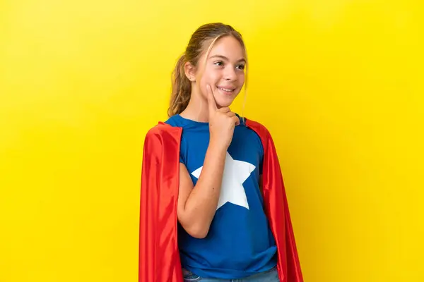 Super Hero Klein Meisje Geïsoleerd Gele Achtergrond Denken Een Idee — Stockfoto