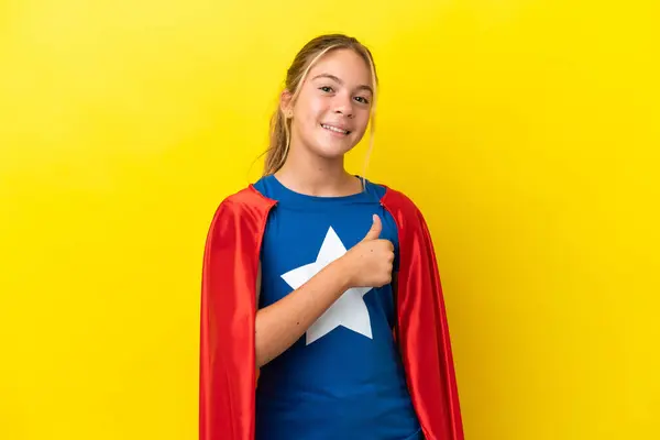 Super Hero Klein Meisje Geïsoleerd Gele Achtergrond Geven Van Een — Stockfoto