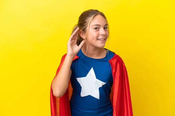 Super Hero Klein Meisje Geïsoleerd Gele Achtergrond Luisteren Naar Iets — Stockfoto