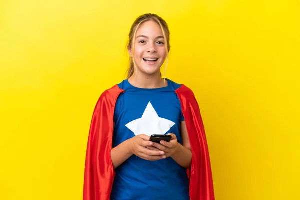Super Hero Klein Meisje Geïsoleerd Gele Achtergrond Verrast Het Verzenden — Stockfoto