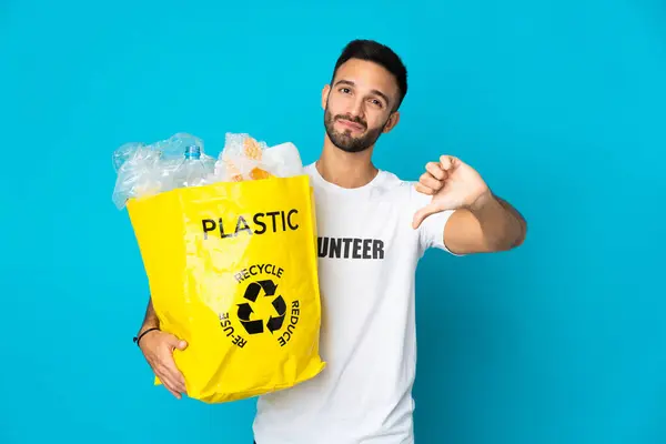Jovem Caucasiano Segurando Saco Cheio Garrafas Plástico Para Reciclar Isolado — Fotografia de Stock
