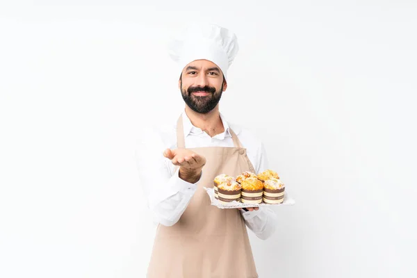 Giovane Uomo Che Tiene Torta Muffin Sfondo Bianco Isolato Tenendo — Foto Stock