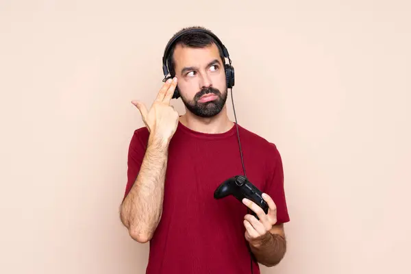 Muž Hraje Ovladačem Videohry Přes Izolovanou Zeď Problémy Dělat Sebevražedné — Stock fotografie