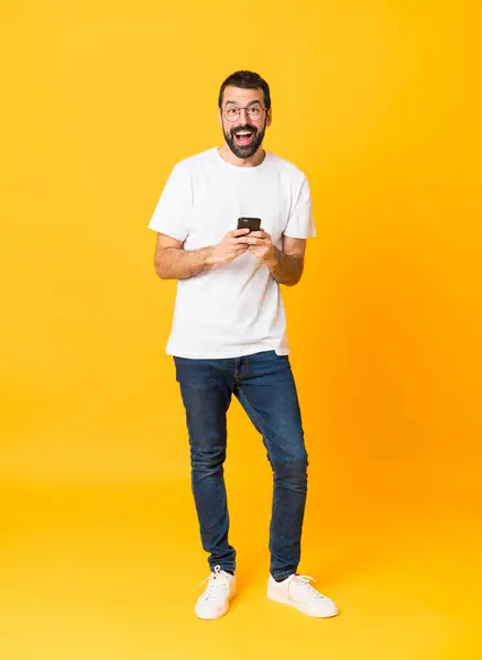 Tiro Completo Homem Com Barba Sobre Fundo Amarelo Isolado Surpreendido — Fotografia de Stock