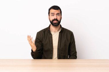 Masada sakallı beyaz bir adam şüpheli hareketler yapıyor..