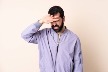 Sakallı, ceketli, soyutlanmış, yorgun ve hasta bakışlı beyaz bir adam.