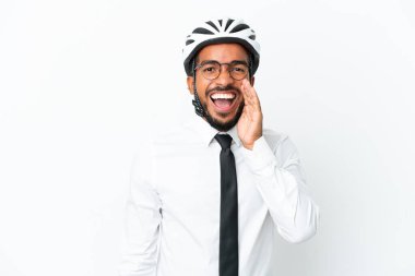 Beyaz arka planda izole edilmiş bisiklet kaskı tutan genç iş adamı ağzı açık bağırıyor.