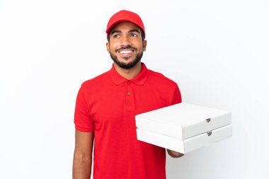 Pizza teslimatçısı beyaz arka planda izole edilmiş pizza kutularını alıyor.