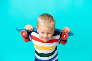 Küçük patenci Rus çocuk soyutlanmış arka planda