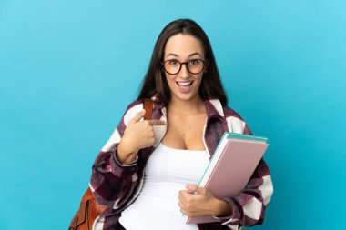 Yüzünde sürpriz bir ifadeyle izole edilmiş genç bir kız öğrenci.