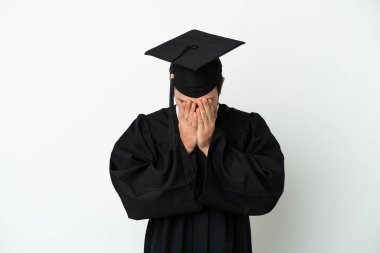 Genç Rus üniversite mezunu, yorgun ve hasta bir ifadeyle beyaz arka planda izole edilmiş.