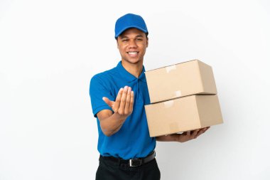 Beyaz arka planda izole edilmiş Afrikalı Amerikalı bir adam, bizimle gelmesi için davet ediliyor. Gelmene sevindim.