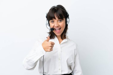 Tele pazarlamacı, beyaz arka planda izole edilmiş kulaklıkla çalışan melez bir kadın. Çünkü iyi bir şey oldu.