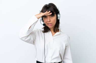 Tele pazarlamacı, beyaz arka planda izole edilmiş bir kulaklıkla çalışan melez bir kadın.