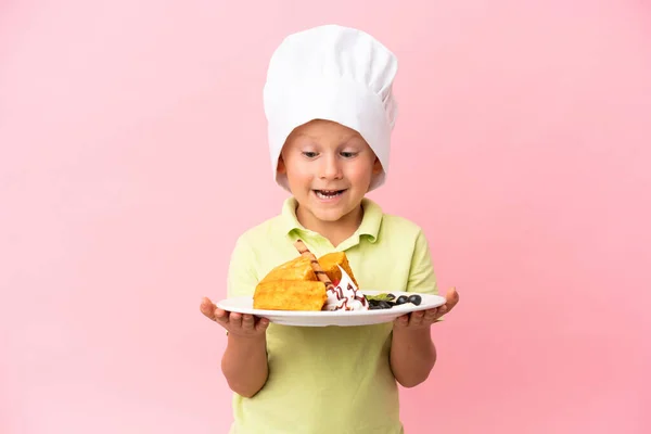 Zole Edilmiş Arka Planda Waffle Tutan Küçük Rus Çocuk — Stok fotoğraf