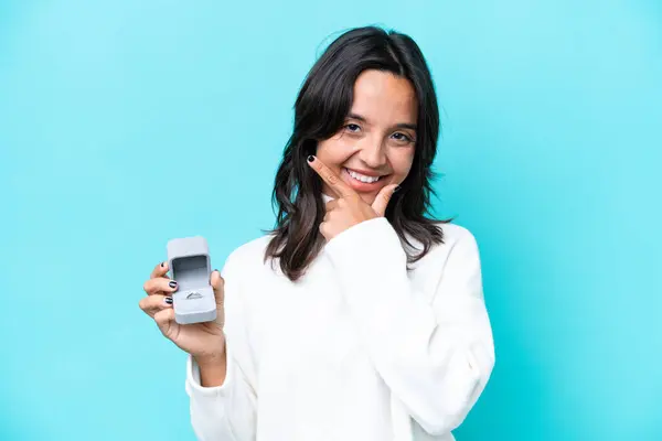 Junge Hispanische Frau Mit Verlobungsring Auf Blauem Hintergrund Glücklich Und — Stockfoto