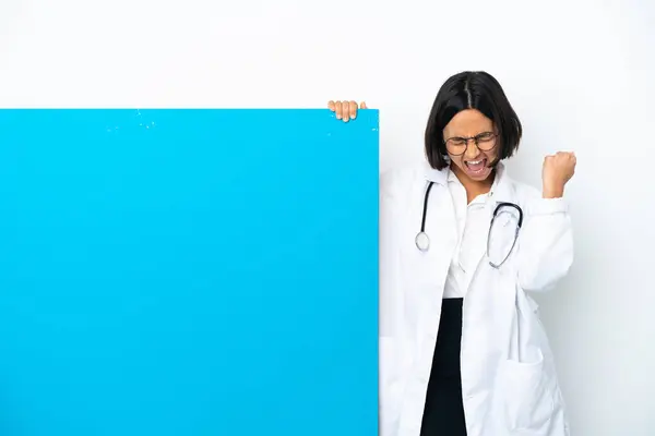 Joven Doctora Raza Mixta Con Gran Cartel Aislado Sobre Fondo — Foto de Stock